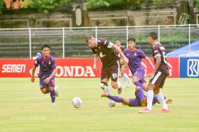 Duel PSM Makassar vs Persik Kediri berlangsung di Stadion I Gusti Ngurah Rai, Denpasar, Selasa (18/1/2022) sore WIB.