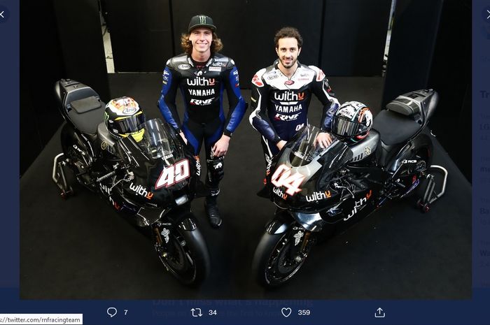 Pembalap WithU Yamaha RNF, Darry Binder dan Andrea Dovizioso, berpose setelah mengikuti tes akhir musim untuk MotoGP 2022 di Sirkuit Jerez, Spanyol.