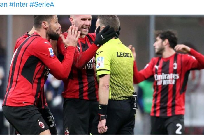 Pemain AC Milan melakukan protes kepada wasit Marco Serra di laga Liga Italia melawan Spezia, Senin (17/1/2022) di San Siro.