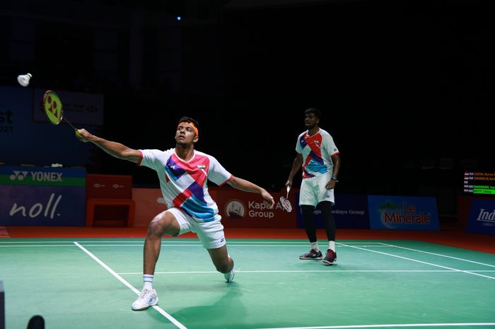 Pasangan ganda putra India,  Satwiksairaj Rankireddy/Chirag Shetty, pada semifinal Indonesia Open 2022 di Bali International Convention Centre.