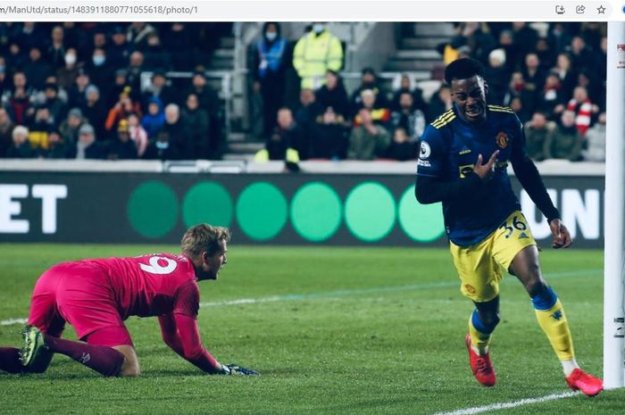 Penyerang Manchester United, Anthony Elanga, merayakan gol ke gawang Brentford pada pekan ke-17 Liga Inggris 2021-2022 di Brentford Community Stadium, Rabu (19/1/2022).