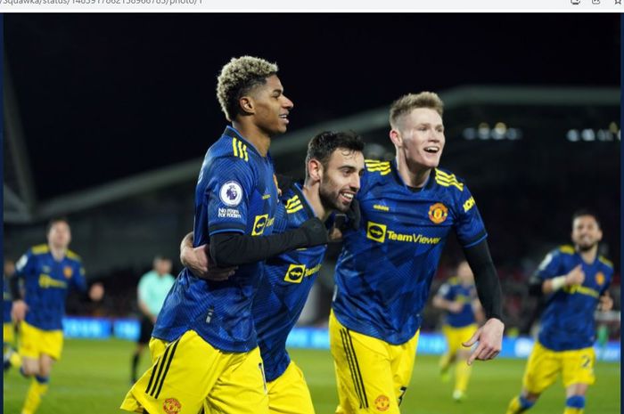 Scott McTominay, Bruno Fernandes, dan Marcus Rashford merayakan gol ke gawang Brentford pada pekan ke-17 Liga Inggris 2021-2022 di Brentford Community Stadium, Rabu (19/1/2022).