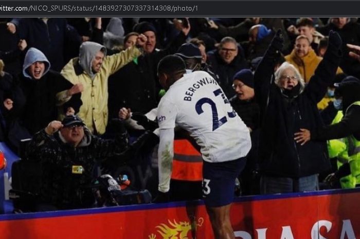 Pemain Tottenham Hotspur, Steven Bergwijn, merayakan gol yang dicetaknya ke gawang Leicester City
