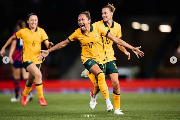 Striker Timnas Wanita Australia Kyah Simon (tengah depan) selebrasi gol. 