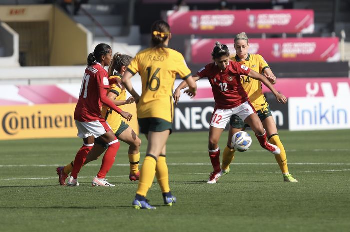 Pemain timnas Wanita Indonesia sedang berduel dengan pemain timnas Australia pada laga penyisihan grup B Piala Asia Wanita 2022 di Stadiun Mumbai Arena, Mumbai, Jumat (21/1/2022).