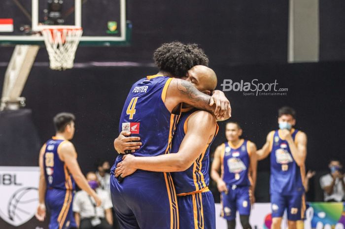 Luapan kemenangan Satria Muda Pertamina Jakarta di Hall Basket, Senayan, Jakarta, 21 Januari 2022.