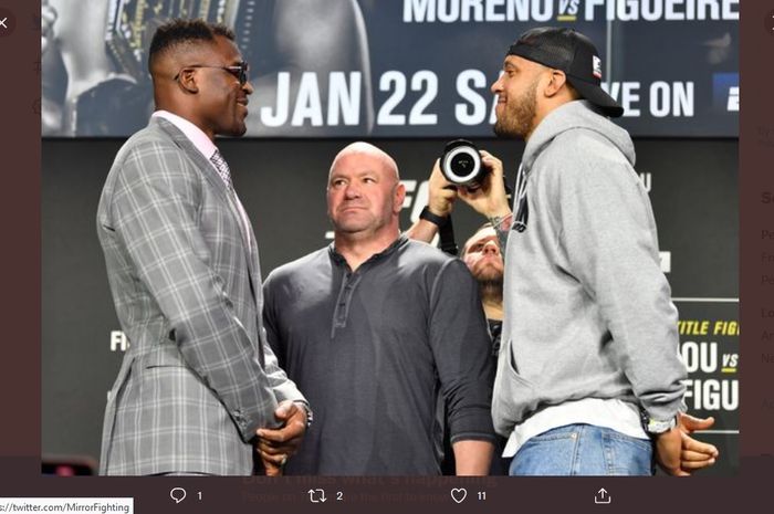 Francis Ngannou dan Ciryl Gane saling berhadapan dalam konferensi pers menjelang pertarungan mereka pada UFC 270 di Honda Center, California, Amerika Serikat, 20 Januari 2022.