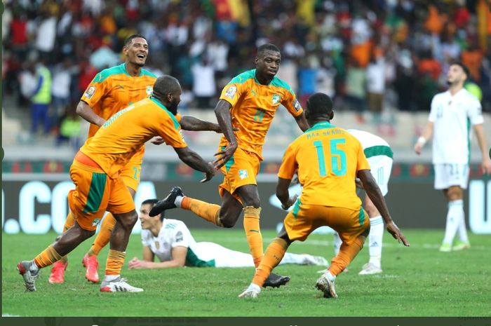 Franck Kessie (kiri depan) merayakan gol Nicolas Pepe saat Pantai Gading mengalahkan Aljazair 3-1 pada laga Grup E Piala Afrika 2021, Kamis (20/1/2022) di Japoma.