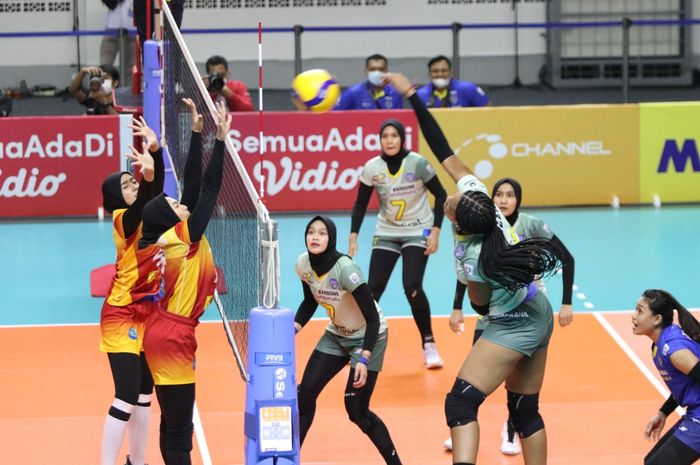 Tim bola voli putri, Bandung Bank BJB Tanda Mata (kanan) menghadapi Jakarta Elektrik PLN pada seri 3 Proliga 2022 di Padepokan Voli, Sentul, Bogor, Jawa Barat, Jumat (21/1/2022).