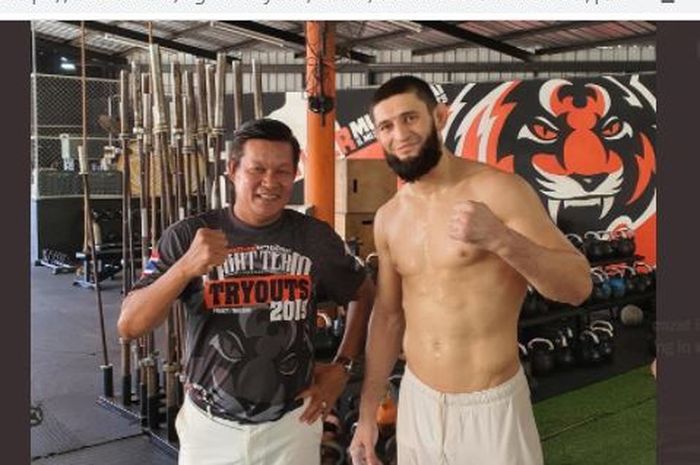 Khamzat Chimaev (kanan) bersama pelatih dari Tiger Muay Thai.