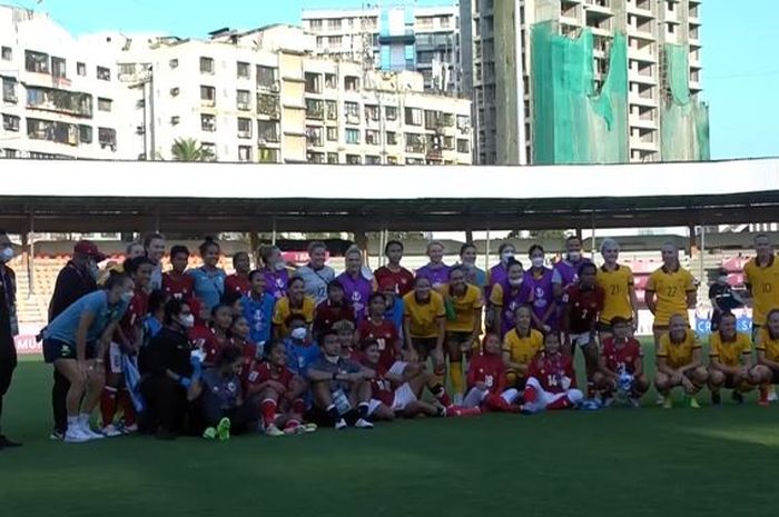 Para pemain timnas Wanita Indonesia berfoto dengan pemain timnas Wanita Australia pada babak penyisihan grup Piala Asia Wanita 2022 di Stadion Mumbai Arena, Mumbai, Jumat (21/1/2022). 