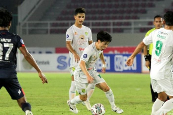 Aksi Pemain Persebaya, Taisei Marukawa saat menghadapi Arema FC dalam laga pekan kesebelas Liga 1 musim 2021-22 di Stadion Manahan, Solo, Jawa Tengah pada hari Sabtu (6/11/2021).