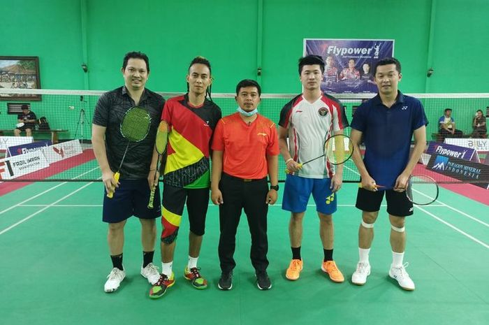Legenda bulu tangkis Indonesia, Haryanto Arbi (paling kiri) dan Taufik Hidayat (kanan), terlibat dalam turnamen ekshibisi Fadil Imran Badminton Premier Super Series di Karanganyar, Jawa Tengah.