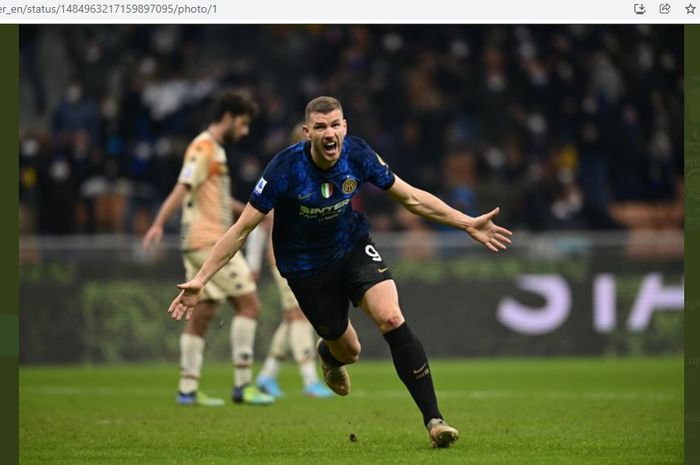 Penyerang gaek, Edin Dzeko, menjadi penyelamat dan membawa Inter Milan menang atas Venezia berkat gol telatnya di menit akhir.