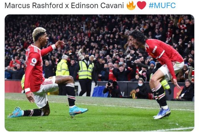 Edinson Cavani (kanan) merayakan gol Marcus Rashford yang menangkan Manchester United atas West Ham United di Liga Inggris (22/1/2022).
