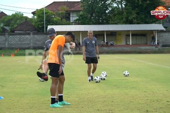 Shin Tae-yong menendang Edo Febriansyah terlihat dalam latihan hari kedua pemusatan latihan timnas Indonesia jelang FIFA Matchday, di Stadion Gelora Trisakti, Kuta, Bali pada Jumat (21/1/2022). 