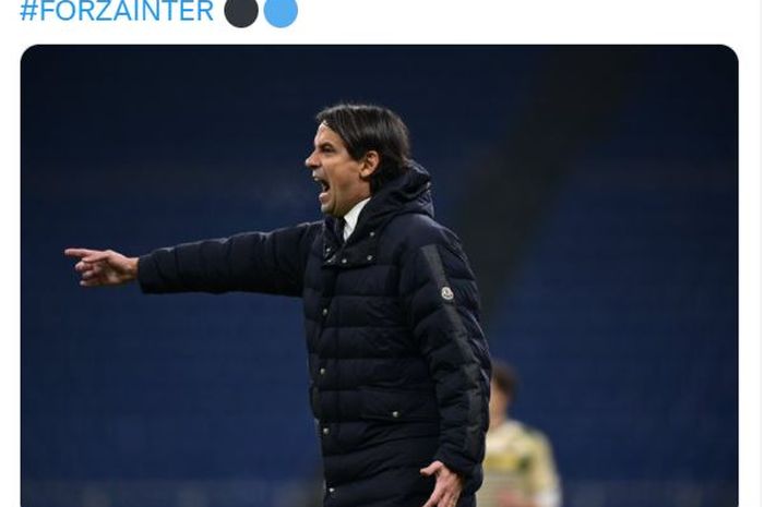 Pelatih Inter Milan, Simone Inzaghi, saat memberi instruksi.