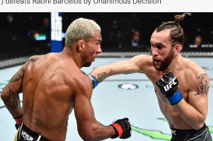 Momen duel Raoni Barcelos (kiri) melawan Victor Henry (kanan) pada UFC 270, Minggu (23/1/2022) WIB.