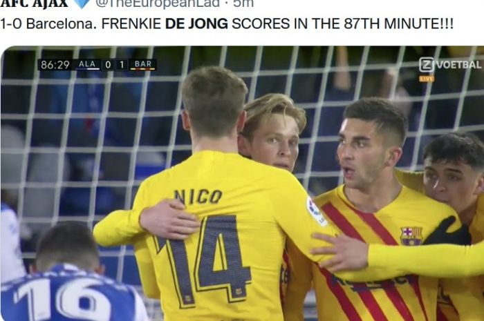 Gelandang Barcelona, Frenkie de Jong, merayakan golnya ke gawang Alaves.