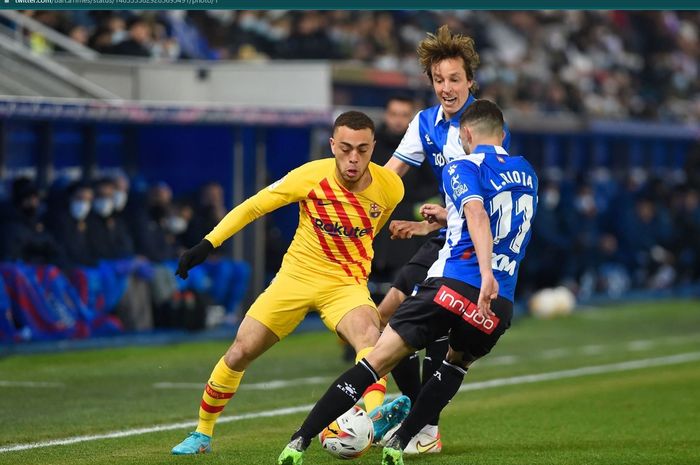 Bek sayap kanan Barcelona, Sergino Dest, berhadapan dengan dua pemain Deportivo Alaves.