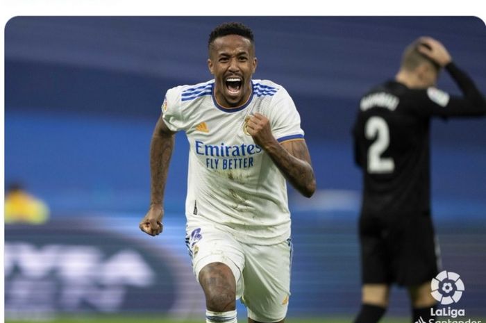 Bek Real Madird, Eder Militao, merayakan gol ke gawang Elche.