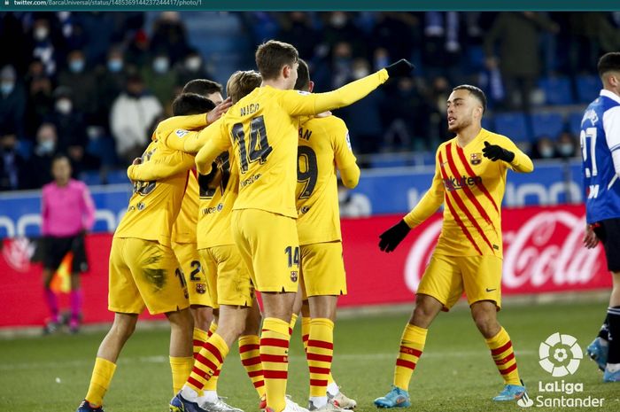 Para pemain Barcelona merayakan gol yang dicetak Frenkie de Jong ke gawang Deportivo Alaves dalam ajang  Liga Spanyol 2021-2022.