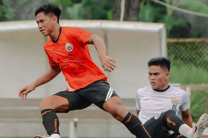 Pemain muda Persija Jakarta, Muhammad Rafli dan Muhammad Uchida sedang menjalani latihan bersama Persija Akademi di Lapangan Sawangan, Depok.