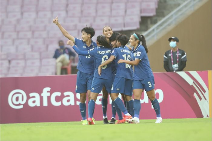 Pemain timnas Wanita Thailand melakukan selebrasi setelah mencetak gol ke gawang timnas Indonesia pada banyak penyisihan grup B Piala Asia Wanita 2022 di Stadion D.Y. Patil, Mumbai, Senin (24/1/2022).