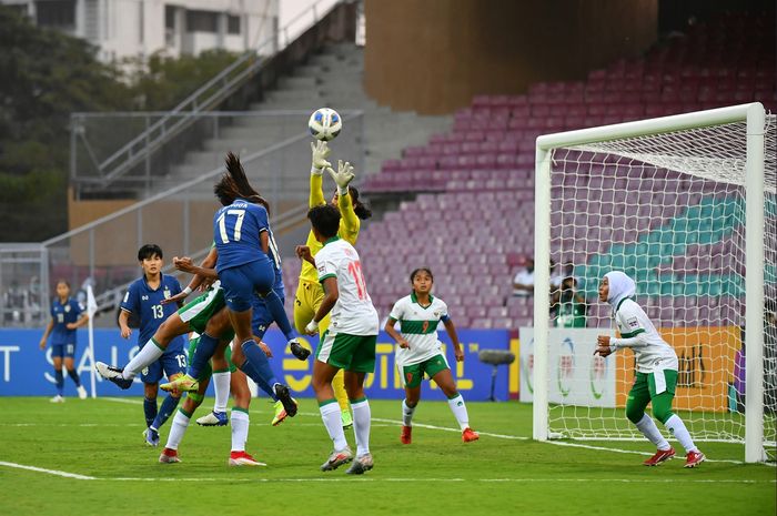 Kiper timmas Indonesia, Fani terlibat perebutan bola dengan pemain timnas Wanita Thailand pada babak penyisihan grup B Piala Asia Wanita 2022 di Stadion D.Y. Patil, Mumbai, Senin (24/1/2022).