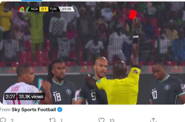 Alex Iwobi menerima kartu merah dalam laga Nigeria vs Tunisia di babak 16 besar Piala Afrika 2021, Minggu (23/1/2022) di Garoua.
