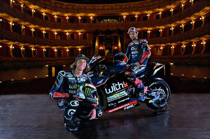 Foto Darryn Binder dan Andre Dovizioso dalam peluncuran tim WithU Yamaha RNF Racing untuk MotoGP 2022 yang digelar di Verona, Italia, 24 Januari 2022.