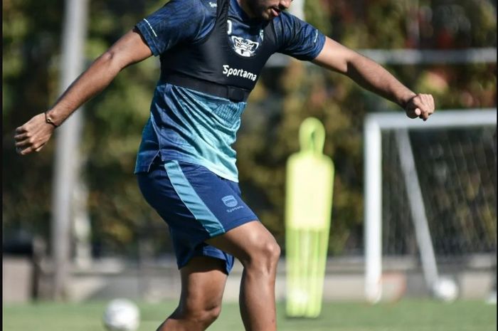 Ezra Walian sedang melakukan latihan bersama Persib Bandung, Selasa (25/1/2022).