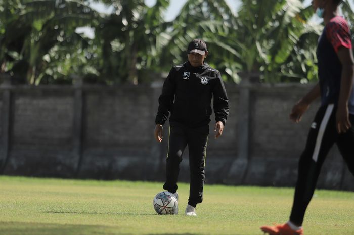 Pelatih PSS, I Putu Gede, sedang memimpin latihan di lapangan Beji Mandala Pecatu, Badung, Bali, Selasa (25/01/2022).