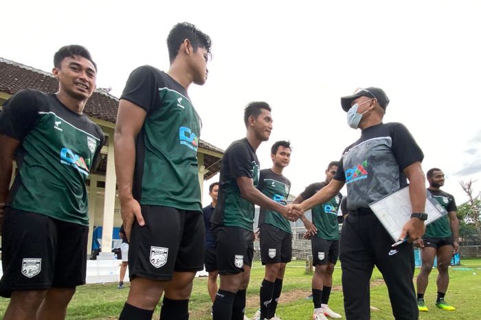 Pelatih anyar Borneo FC, Fakhri Husaini.