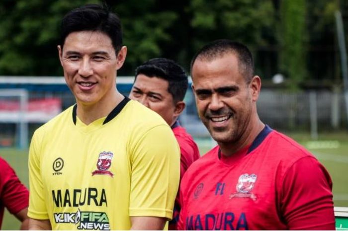 Kiper anyar Madura United, Hong Jeong-nam (kiri) bersama pelatih Fabio Lefundes 