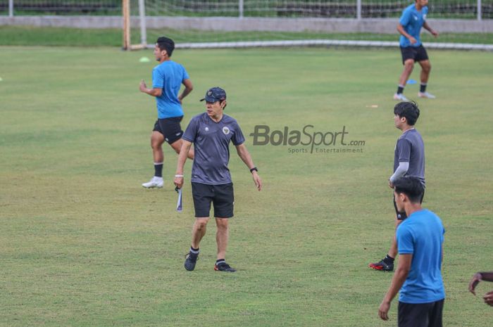 Pelatih timnas Indonesia, Shin Tae-yong, sedang mengawasi anak asuhnya dalam latihannya di Lapangan Samudra, Bali, 26 Januari 2022.