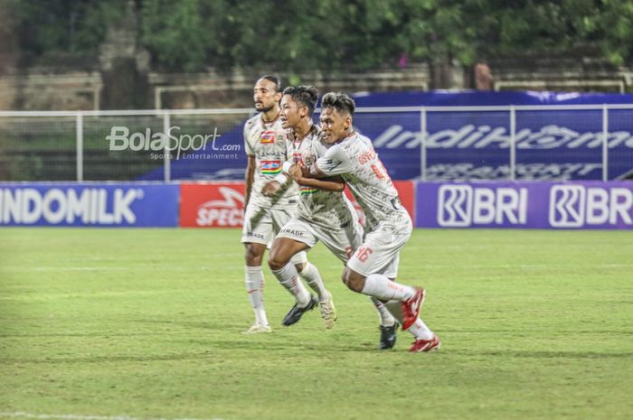 Osvaldo Haay (kanan) nampak memberikan pelukan kepada Ilham Rio Fahmi (tengah) yang mampu menciptakan satu gol untuk Persija Jakarta dalam laga pekan ke-21 Liga 1 2021 di Stadion Gelora Ngurah Rai, Bali, 26 Januari 2022.