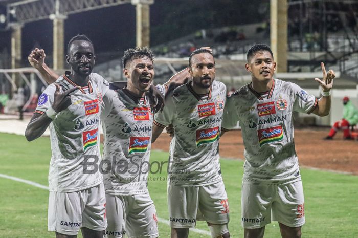 Sejumlah pemain Persija Jakarta yakni (dari kiri ke kanan) Makan Konate, Osvaldo Haay, Rohit Chand, dan Taufik Hidayat melakukan selebrasi dalam laga pekan ke-21 Liga 1 2021 di Stadion Gelora Ngurah Rai, Bali, 26 Januari 2022.