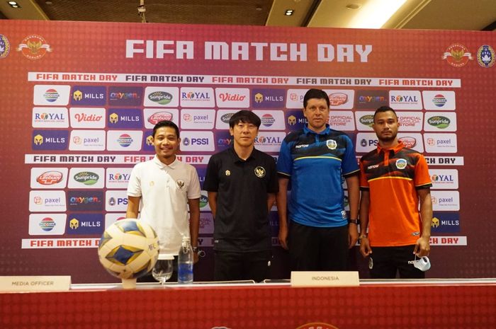 Pemain timnas Timor Leste, Filomeno Junior (paling kiri) berfoto dengan Shin Tae-yong dan Evan Dimas jelang FIFA Matchday.