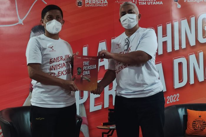 Direktur Olahraga Persija Jakarta, Ferry Paulus, bersama dengan Direktur Utama Persija Jakarta, Ambono Janurarianto, dalam memperkenalkan Persija DNA