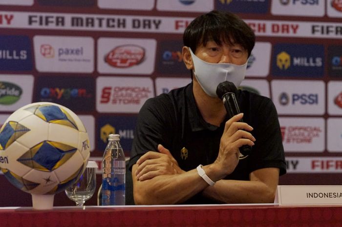 Pelatih timnas Indonesia, Shin Tae-yong, dalam sesi jumpa pers jelang lawan Timor Leste