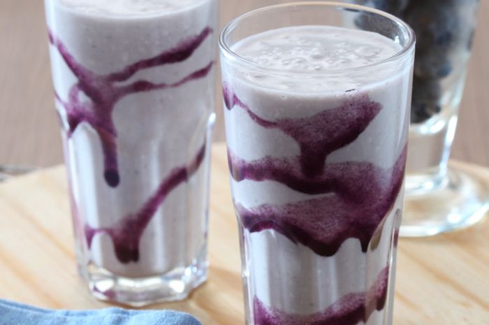 Hidangan blueberry smoothies enak, segar dan manis untuk takjil Ramadhan