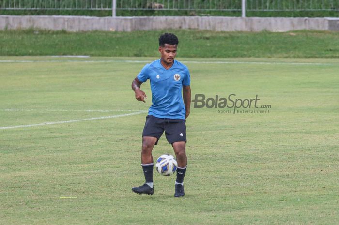 Pemain timnas Indonesia, Ramai Rumakiek, sedang menguasai bola dalam latihannya di lapangan Samudra, Bali, 26 Januari 2022.