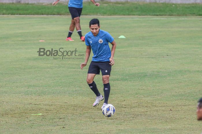 Gelandang timnas Indonesia, Evan Dimas, sedang menguasai bola dalam latihannya di lapangan Samudra, Bali, 26 Januari 2022.