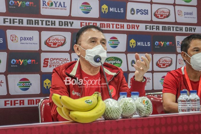 Ketua Umum PSSI, Mochamad Iriawan, sedang memberikan keterangan kepada awak media di Stadion Kapten I Wayan Dipta, Gianyar, Bali, 27 Januari 2022.