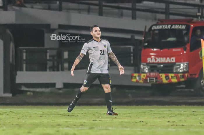 Selebrasi pilar timnas Timor Leste, Paulo Gali Freitas (kanan), di Stadion Kapten I Wayan Dipta, Gianyar, Bali, 27 Januari 2022.