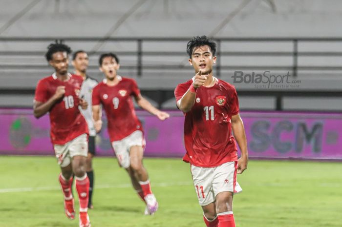 Pratama Arhan (kanan) melakukan selebrasi seusai mencetak gol untuk timnas Indonesia  di Stadion Kapten I Wayan Dipta, Gianyar, Bali, 27 Januari 2022.