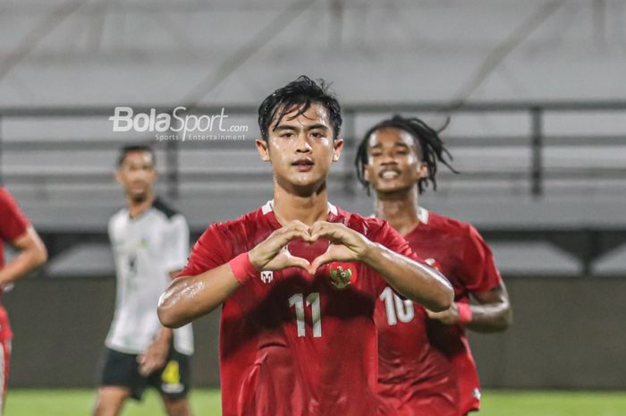 Pratama Arhan (kanan) melakukan selebrasi seusai mencetak gol untuk timnas Indonesia  di Stadion Kapten I Wayan Dipta, Gianyar, Bali, 27 Januari 2022.