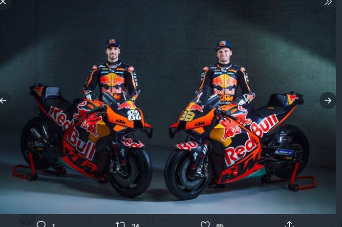 Pembalap Red Bull KTM untuk MotoGP 2022, Miguel Oliveira (kiri) bersama rekan setimnya, Brad Binder (kanan).