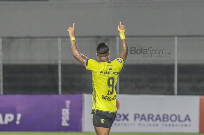 Selebrasi penyerang Barito Putera, Rafael Silva, seusai mampu mencetak satu gol dalam laga pekan ke-21 Liga 1 2021 di Stadion Kompyang Sujana, Bali, 28 Januari 2022.
